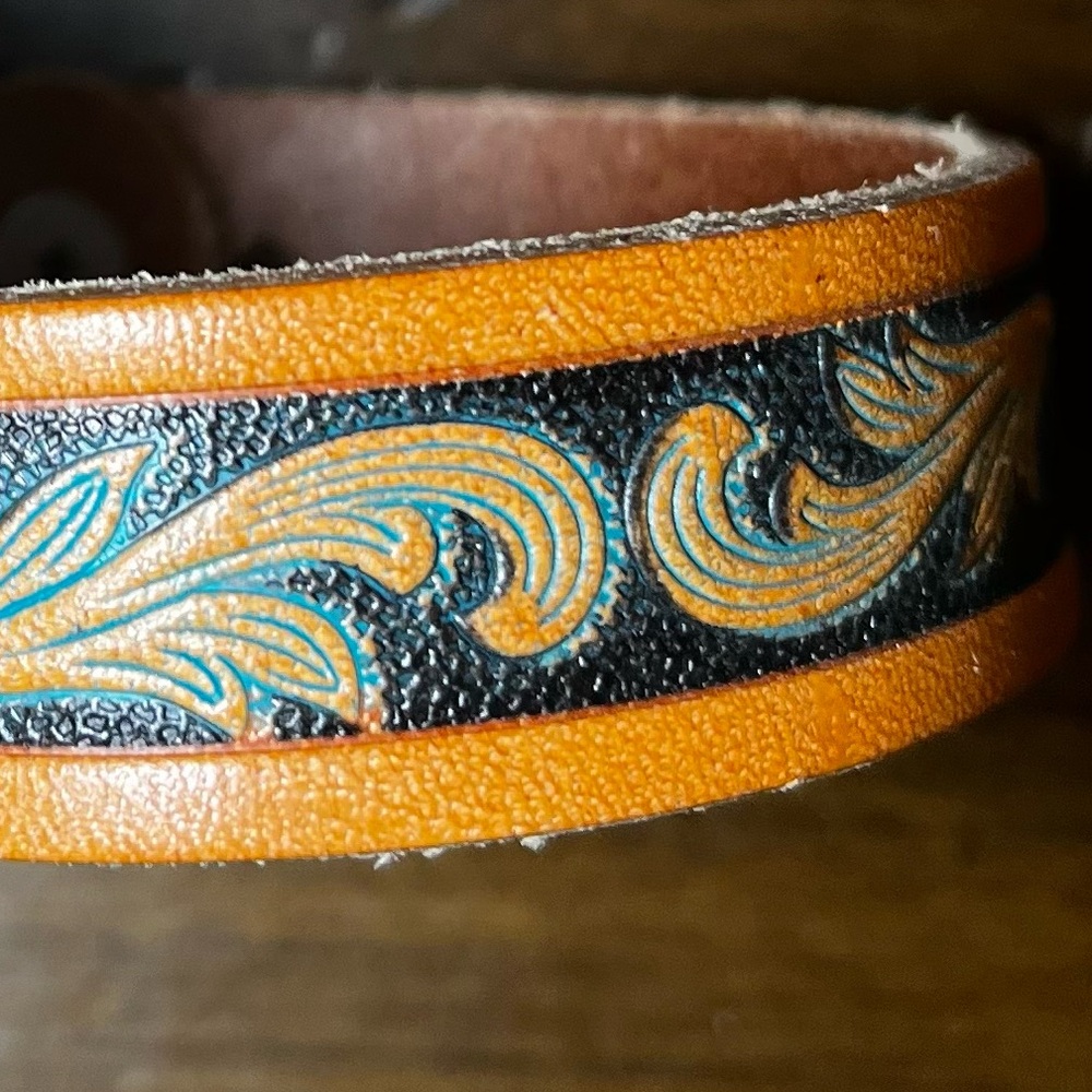 Justin Boots NWT Tooled Leather Cuff Bracelet Blue Western Iron Snap Closure - Picture 5 of 7